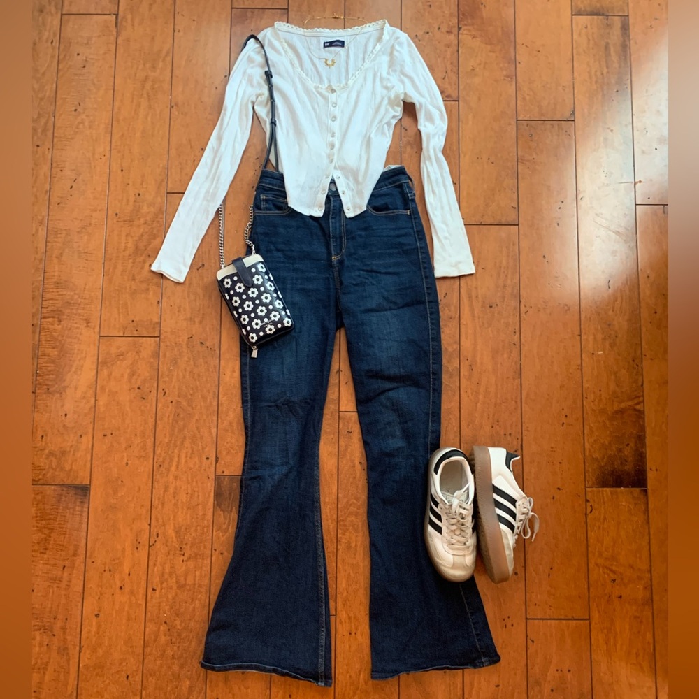 Hollister Curvy High-Rise Vintage Flare Jeans